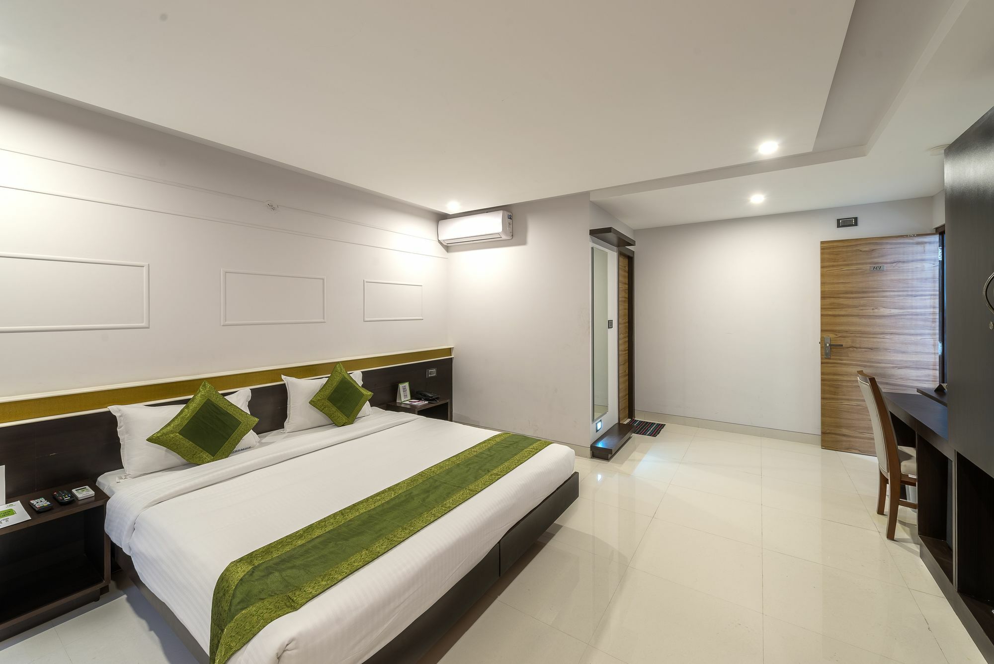 Treebo Raj Premier, Indiranagar Hotel Бангалор Екстериор снимка