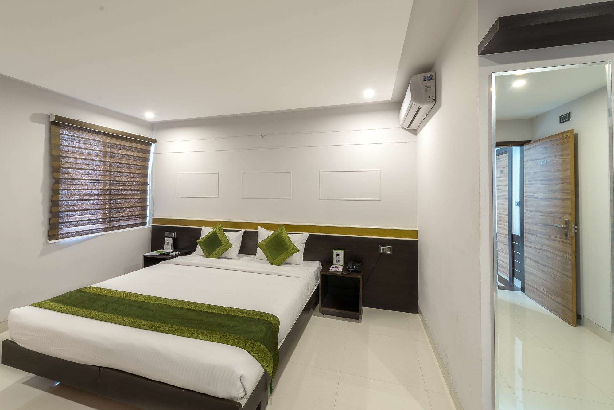 Treebo Raj Premier, Indiranagar Hotel Бангалор Екстериор снимка