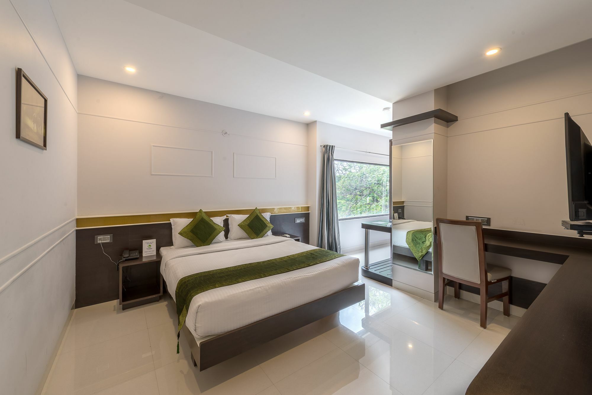 Treebo Raj Premier, Indiranagar Hotel Бангалор Екстериор снимка